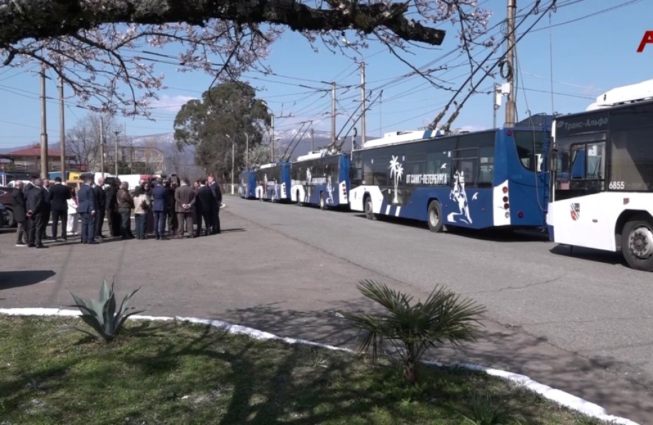 Санкт-Петербург передал Сухуму 10 современных троллейбусов