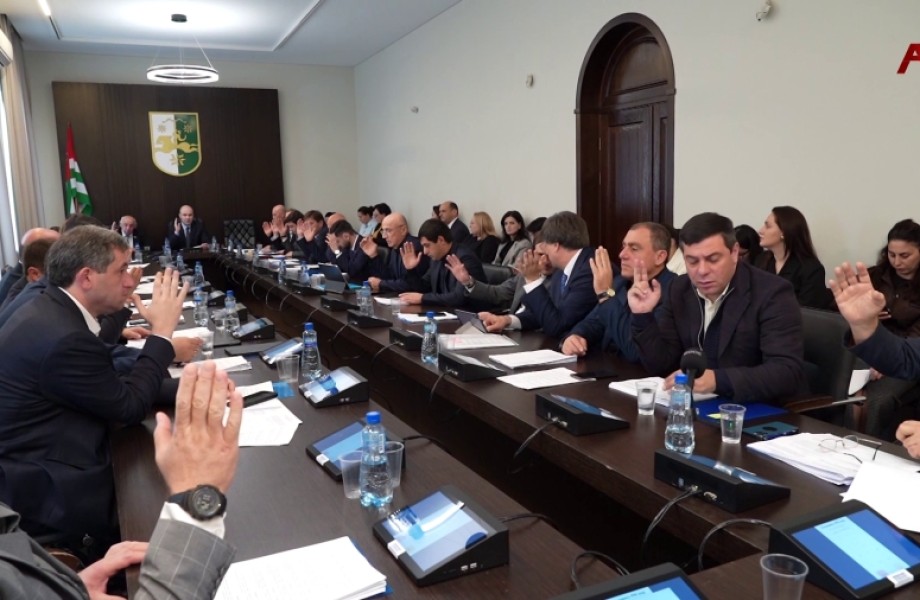 13 вопросов повестки дня рассмотрели депутаты народного Собрания на первом заседании осенней сессии