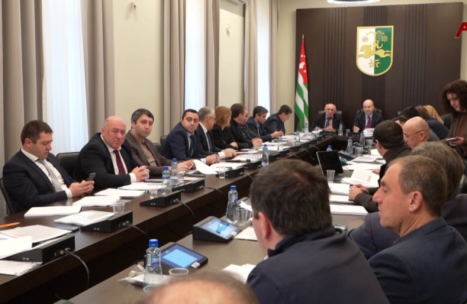 На последнем в уходящем году заседании сессии парламента было рассмотрено более 10 вопросов