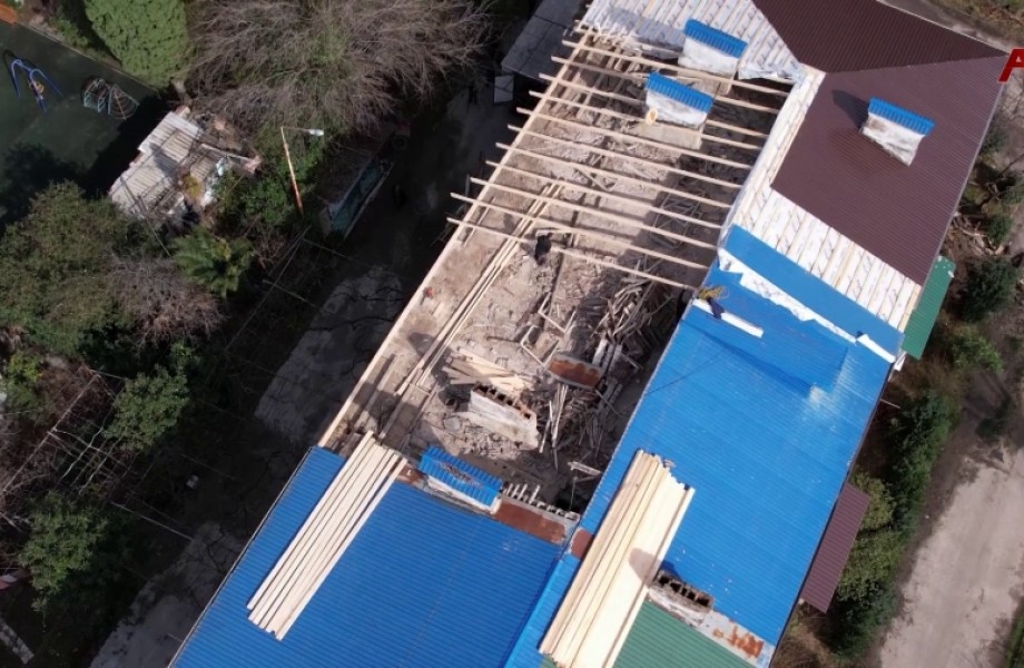 В Гагрском районе ведутся работы по замене водопроводных труб и ремонту крыш многоквартирных домов