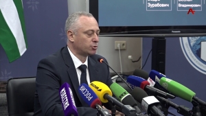 Бадра Гунба на площадке пресс-центра ЦИК, ответил на вопросы журналистов