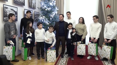Мэр Сухума Тимур Агрба поздравил детей - сирот с наступающим Новым годом