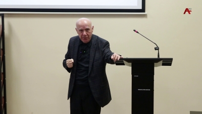 Аҧснытәи аҳәынҭқарратә университет аҟны акурс ҷыда алекциақәа дрыҧхьоит аҵарауаҩ Олег Дамениа