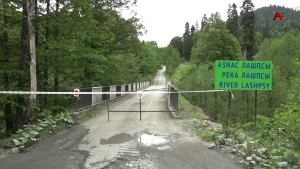 Аварийный мост на Рице закрыли для всех видов транспорта