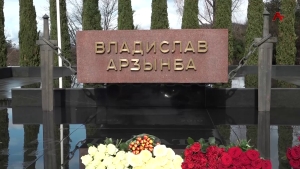 В селе Нижняя Эшера прошла церемония возложения цветов к мемориалу Владислава Ардзинба