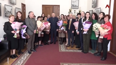 Прекрасных дам – женскую часть коллектива поздравили в Администрации города
