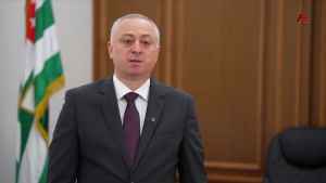 Б. Гунба и С. Кириенко также обсудили ситуацию, связанную с оформлением социальных выплат на детей