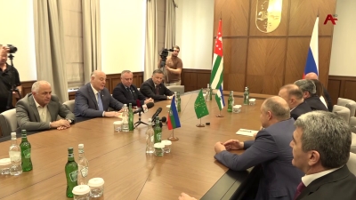 Делегации Северокавказских республик по прибытии в Сухум принял президент Абхазии Аслан Бжания