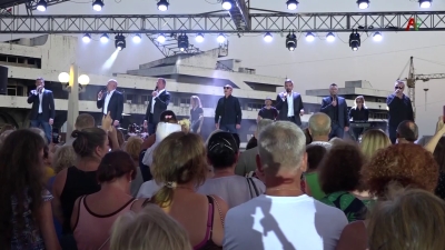 Известный российский музыкальный коллектив «Хор Турецкого» выступил на площади Багапша в Сухуме