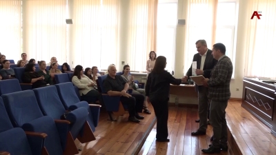 Абхазских врачей, участвовавших в диспансеризации детей, наградили медалями и почетными грамотами