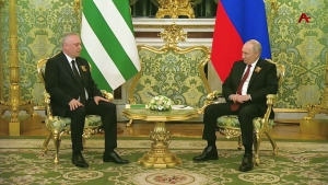 Москва имҩаҧысит Бадра Гәынбеи Владимири Путини реиҧылара