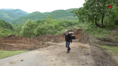 Дорогу в селе Арасадзыхь накрыл мощный оползень, который расчищают уже двое суток