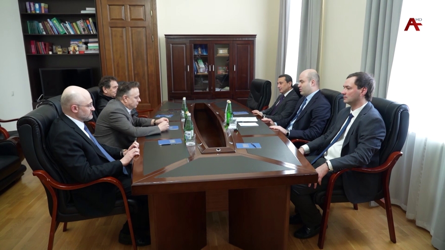 Народного артиста России и Абхазии Е. Князева и директора театра Вахтангова К. Крока приняли в НС