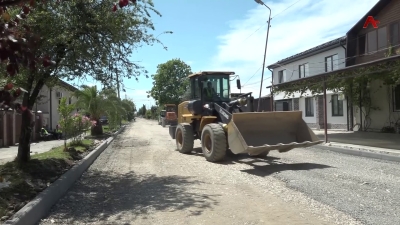 По улице Искандера в Сухуме ведутся ремонтные работы по укладке асфальта